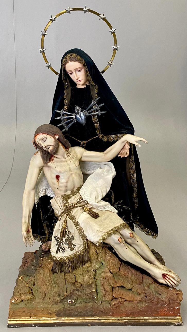 IMAGEN DE VIRGEN DOLOROSA CON CRISTO YACENTE. CIRCA 1900.