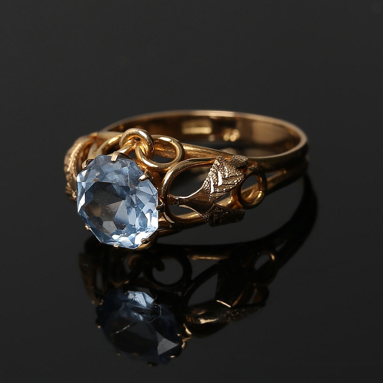 RING, 18k guld med slipad blå sten. Smycken & Ädelstenar - Ringar ...