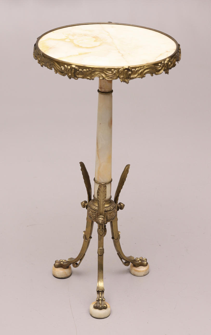 1900-tallets bord med marmorplade og forgyldt bronze understel.