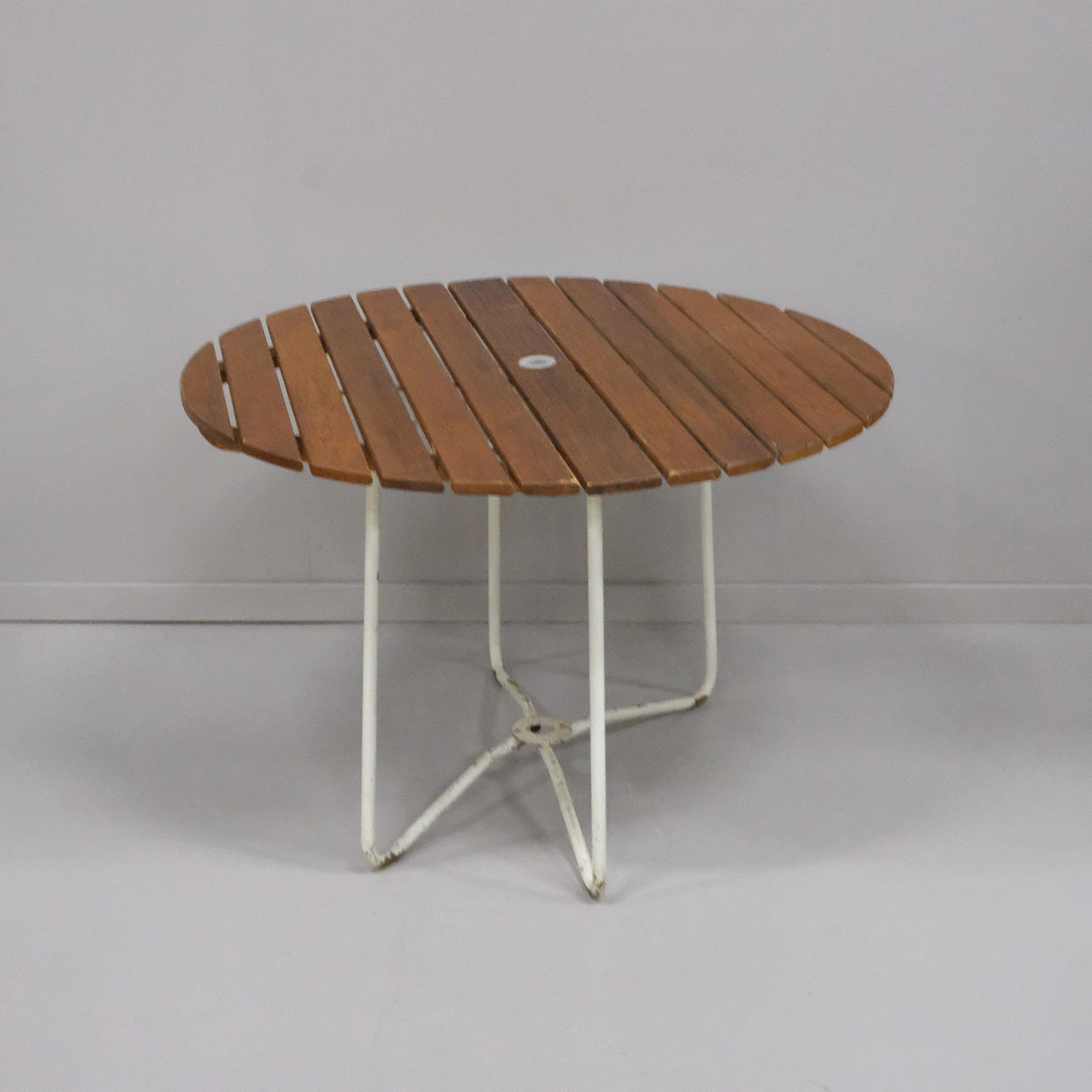 TAITTUVA PUUTARHAPÖYTÄ.