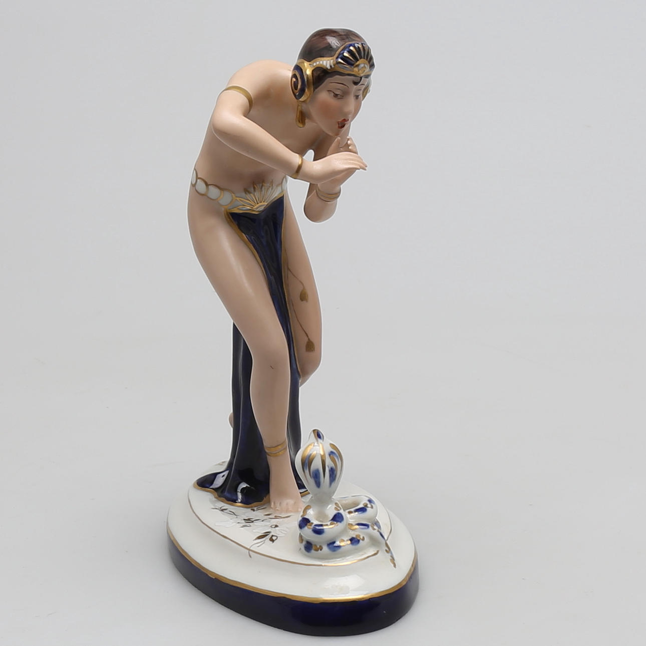 FIGURIN i porslin, ormtjuserska, Royal Dux, Tjeckoslovakien, 1900-talets första hälft.