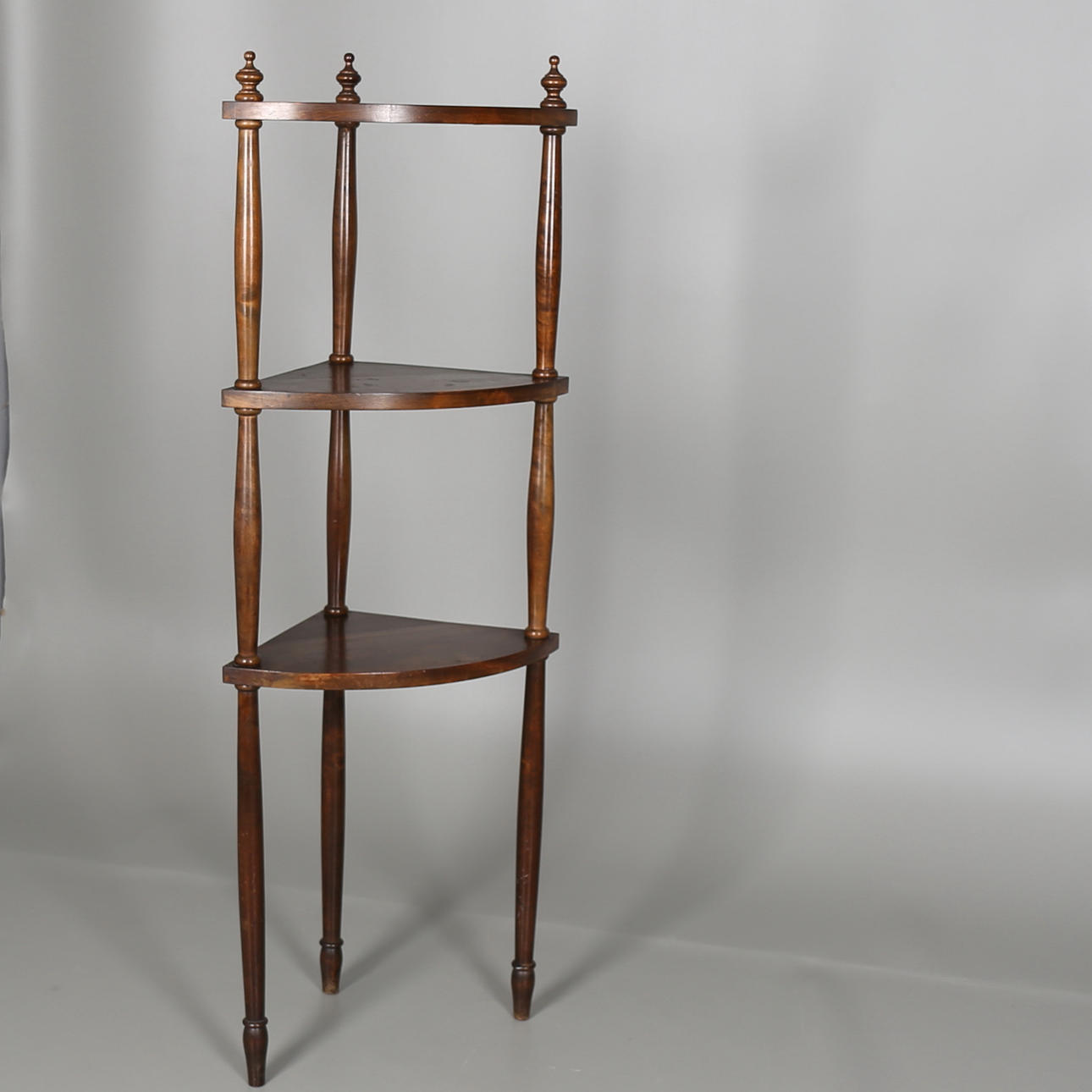 HÖRNHYLLA i tre plan, étagère, 1900-talets början.