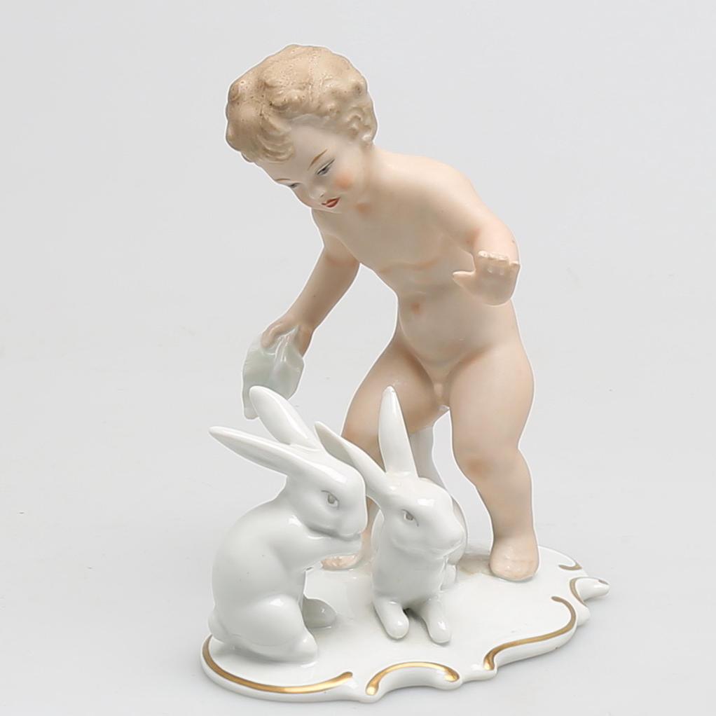 FIGURIN i porslin, putti med kaniner. Wallendorf, Tyskland. 100-talets mitt.