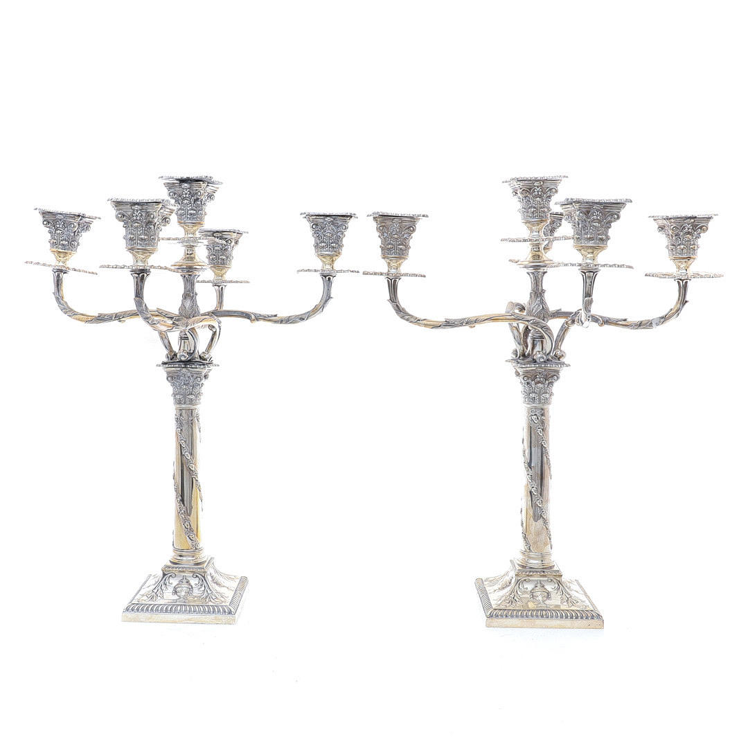 PAREJA DE CANDELABRO CINCO LUCES DE PLATA ESTILO JORGE III.