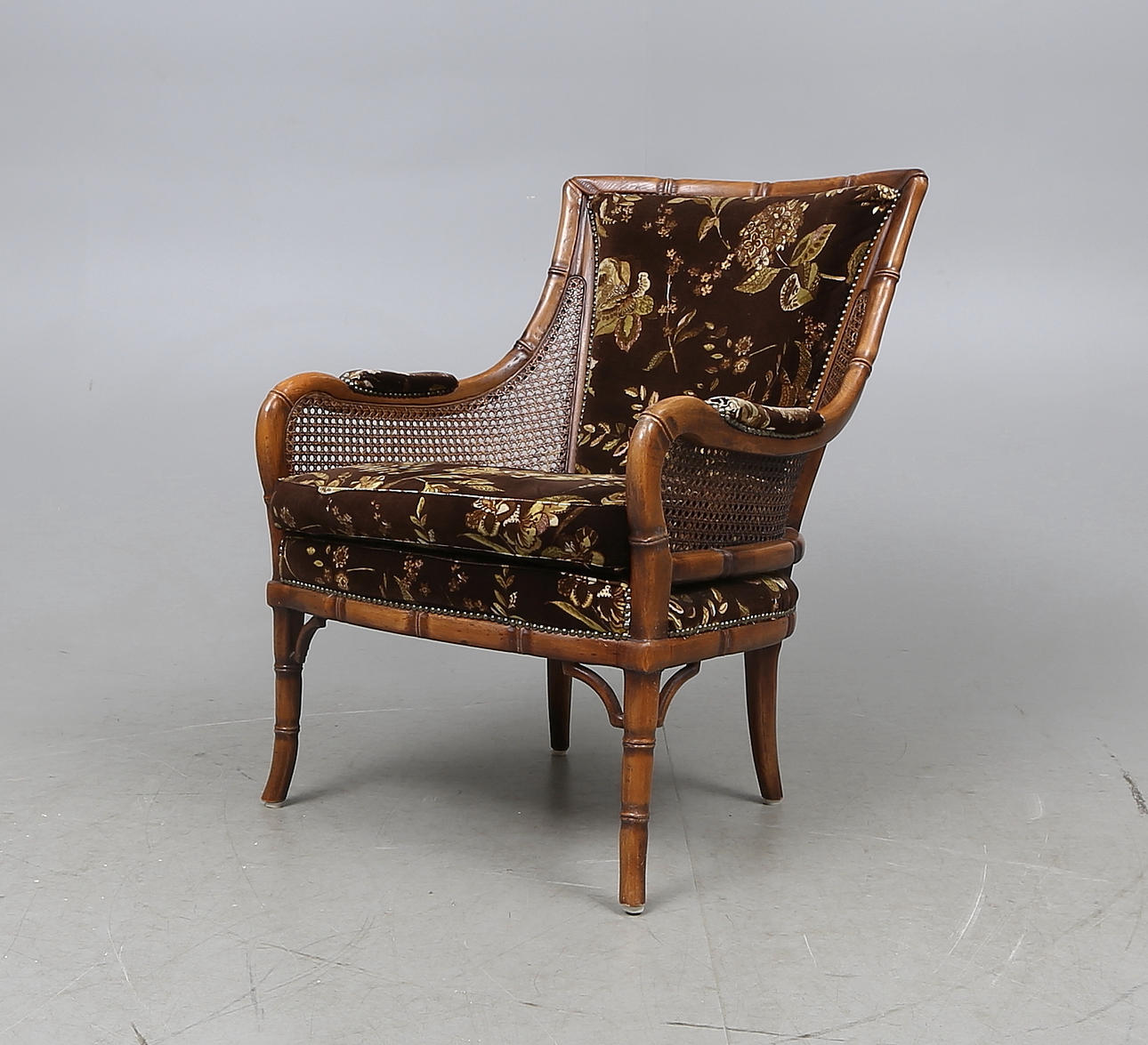 FÅTÖLJ, trä/rotting. Kolonialstil, 1900-tal.