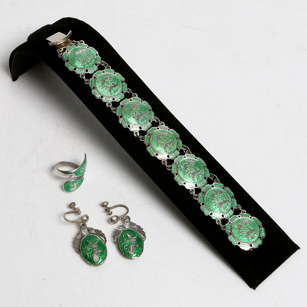 ARMBAND, ÖRHÄNGEN samt RING, 4 delar, sterling silver och emalj, Thailand. 1950-tal. Vikt 31 gram.