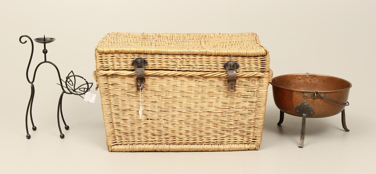 PARTI KOFFERT, KOPPARKITTEL samt GOLVLJUSSTAKE, 3 delar.