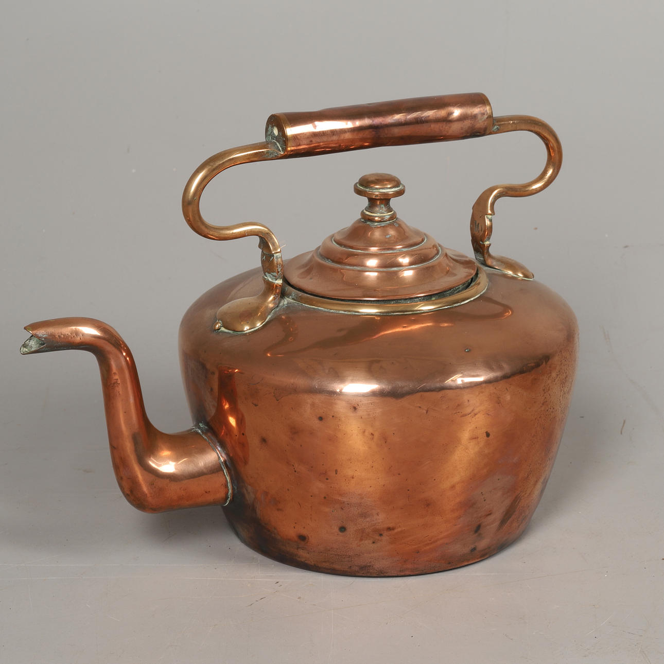 AN OVERSIZE VICTORIAN COPPER KETTLE.