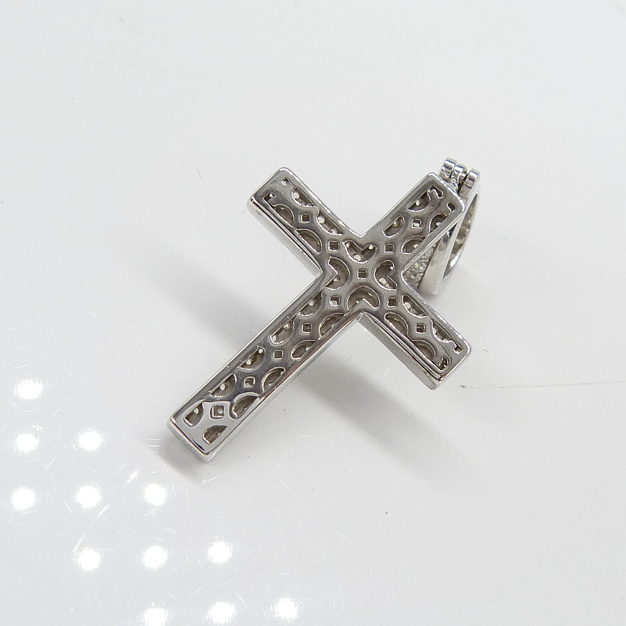 Silverkors med röd strass