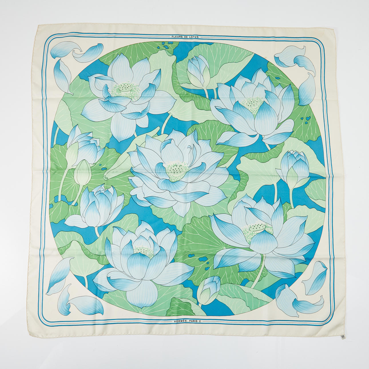 HERMÈS, "Fleurs de Lotus", bufanda, seda, años 70.