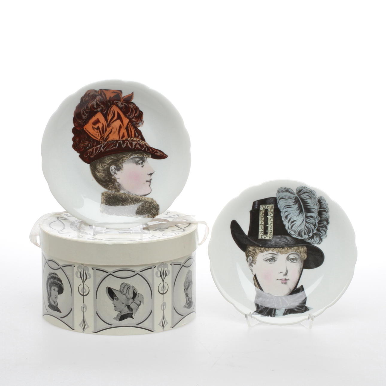 ASSIETTER 6 st, porslin, "La Mode", Porcelaine de Paris, Frankrike, 1900-talets andra hälft.