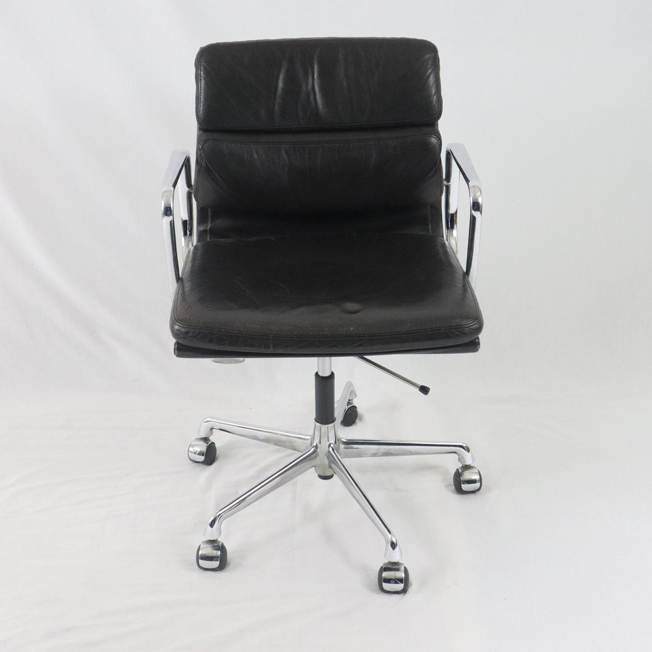 CHARLES & RAY EAMES. TYÖTUOLI "Soft Pad Chair EA 217".