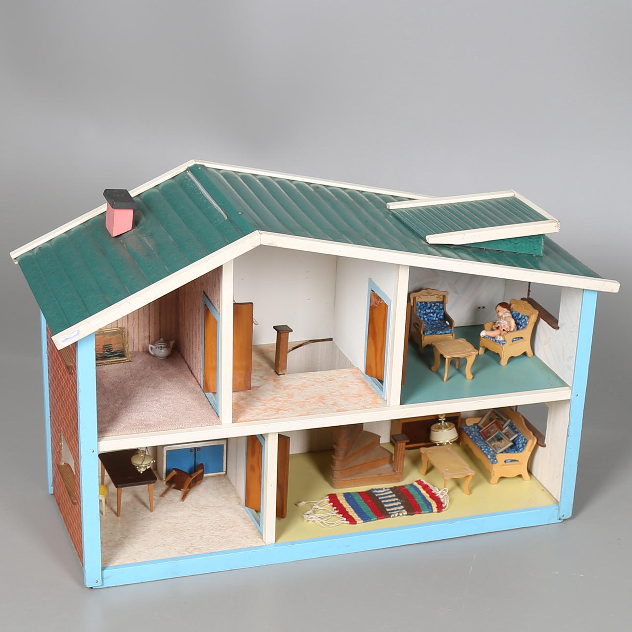 DOCKSKÅP i trä, någon inredning, 1900-tal.