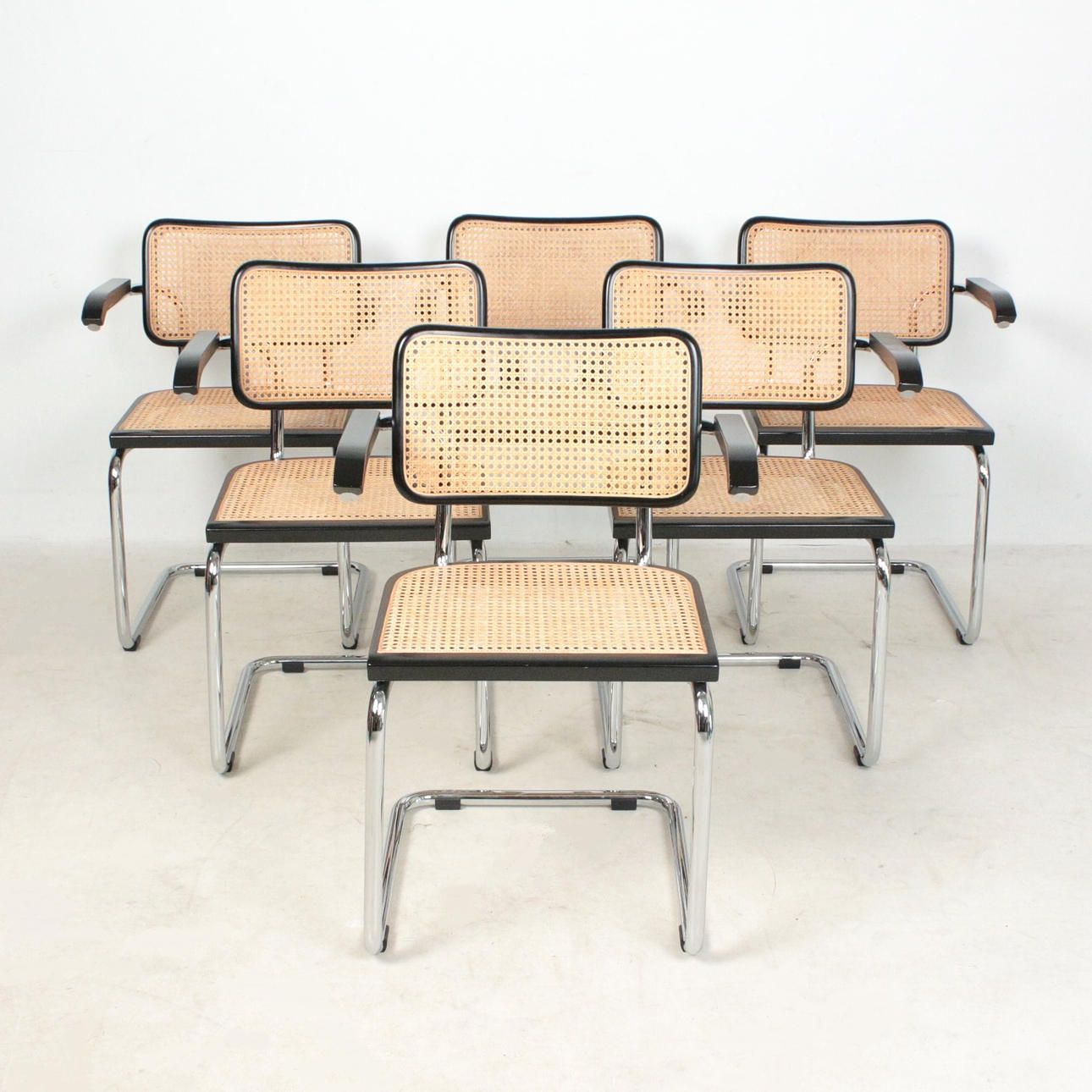 Bauhaus-tyylinen uloketuolisarja.