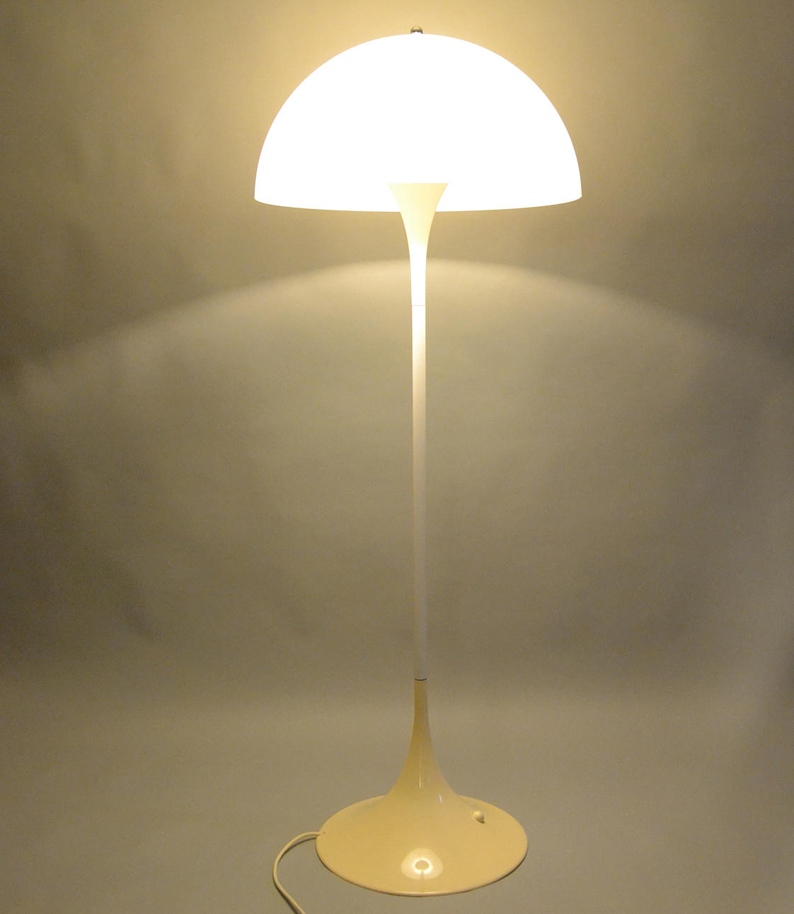 VERNER PANTON. golvlampa Panthella.