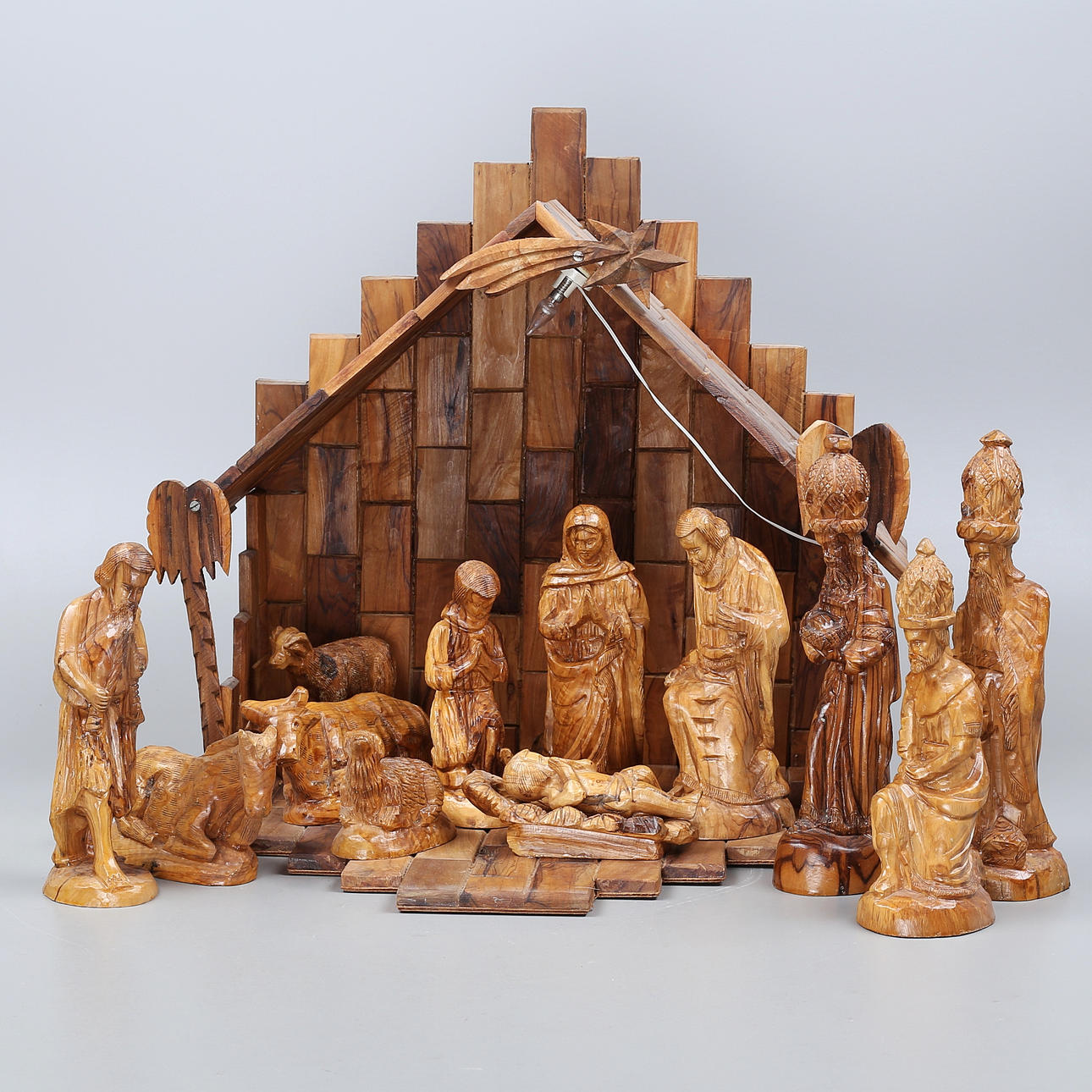 JULKRUBBA, stor modell, olivträ, Jerusalem, 1900-tal.