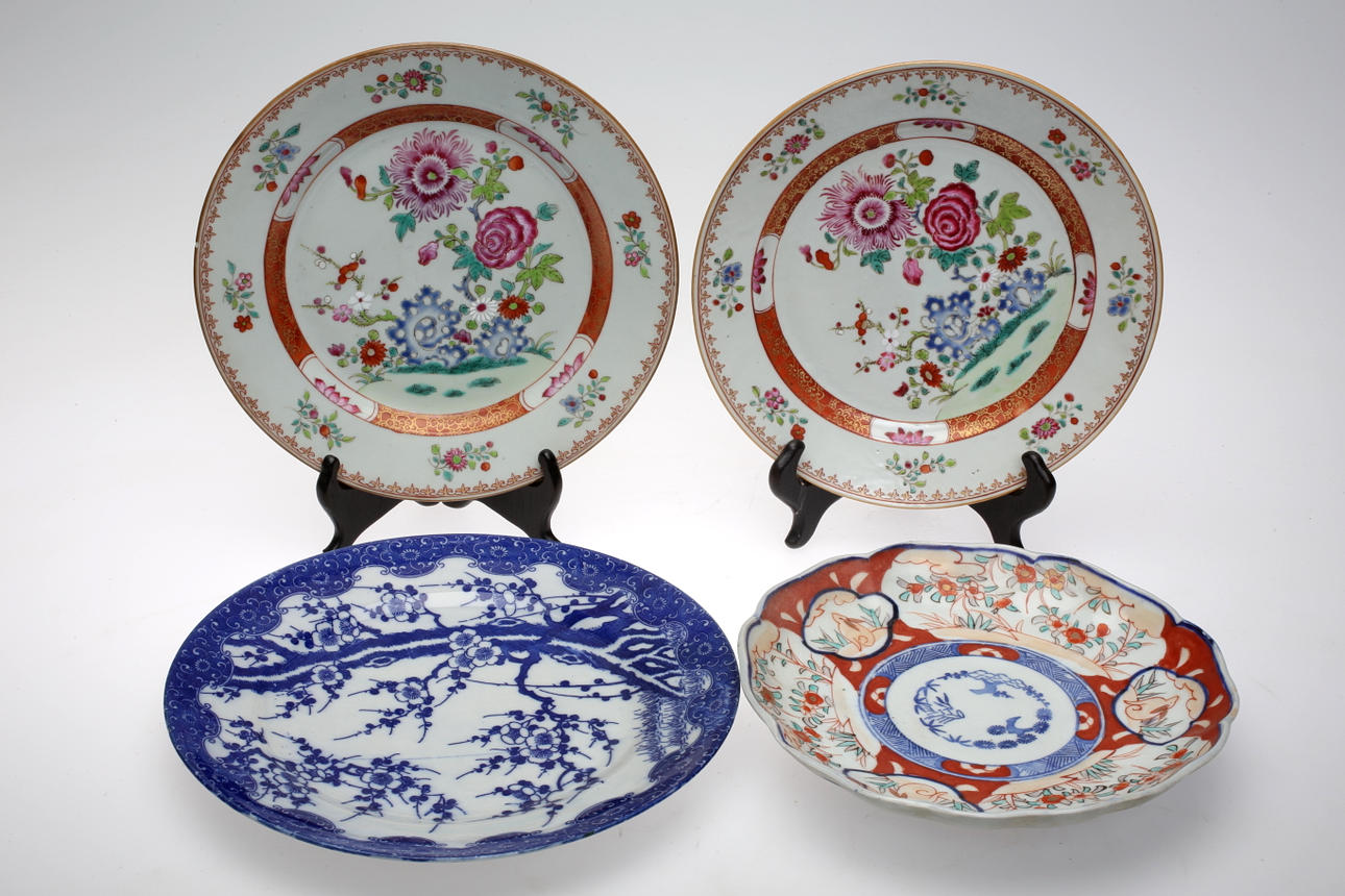 TALLRIKAR, 4 st varav 2 st Famille Rose, Kina, 18/1900-tal.