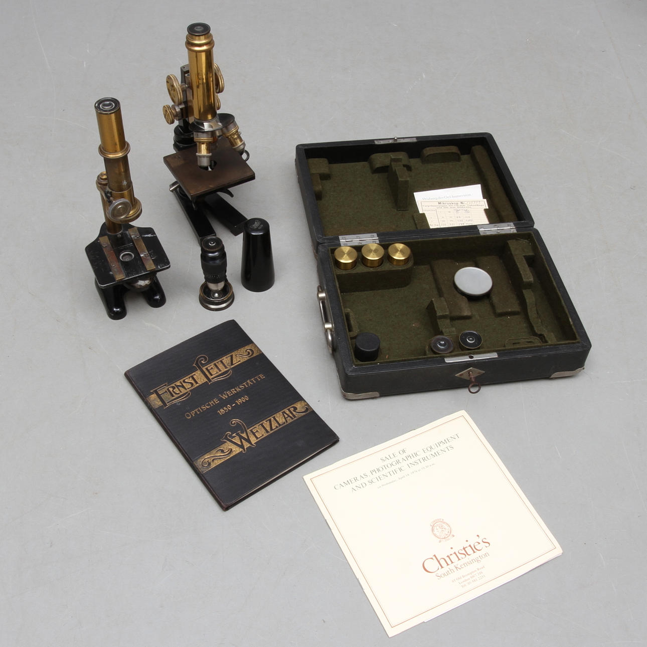 MIKROSKOP, 3 st, samt PRISKURANT och AUKTIONSKATALOG.