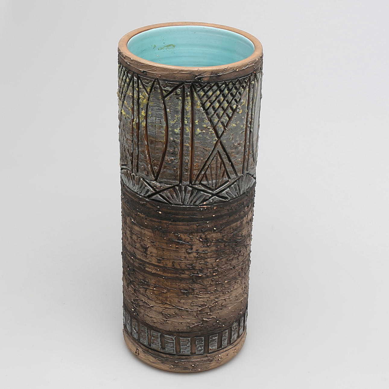 GOLVVAS i lergods, Tilgmans, geometrisk dekor i relief, 1970-tal.