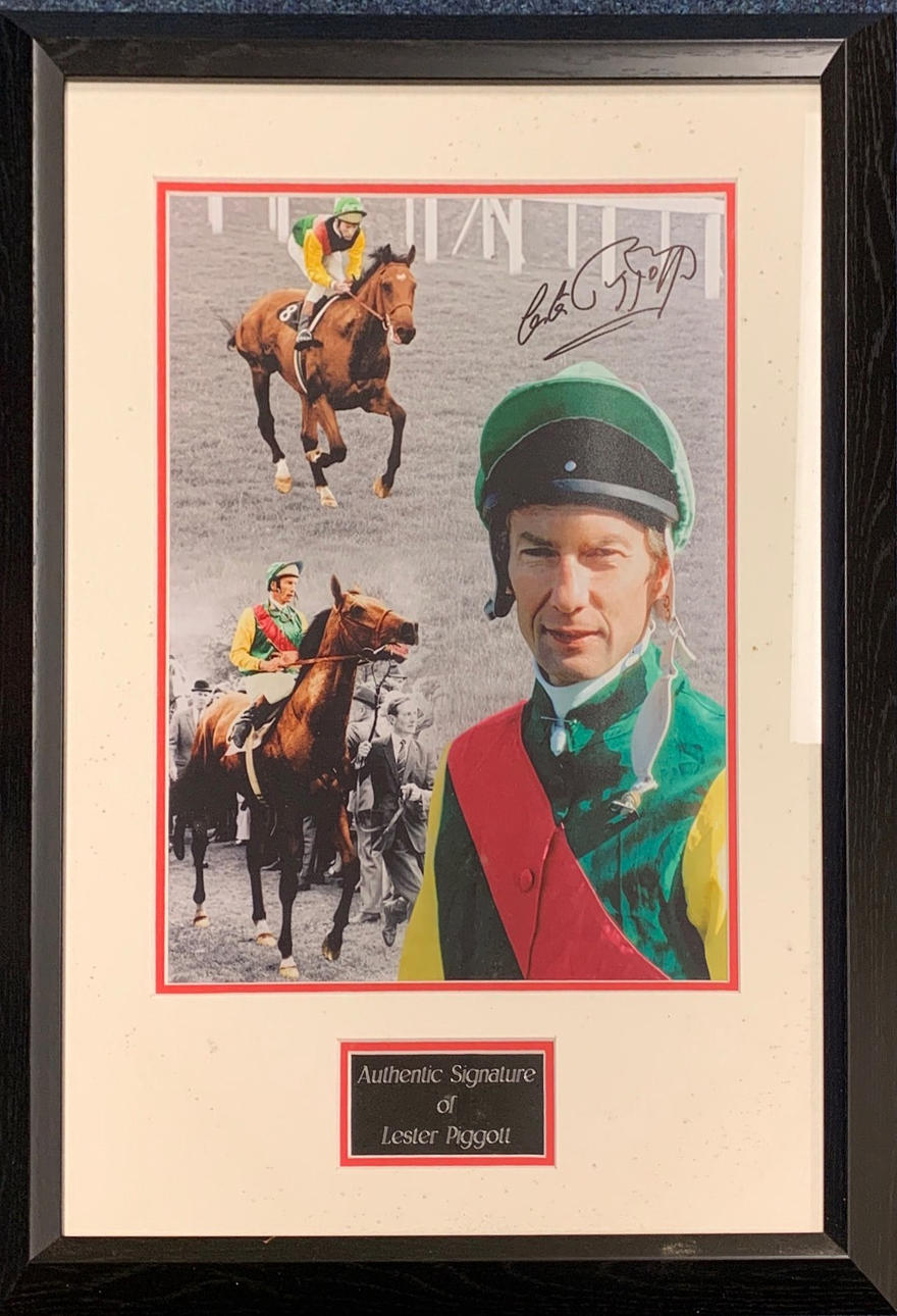 LESTER PIGGOTT SIGNED PHOTOGRAPH.