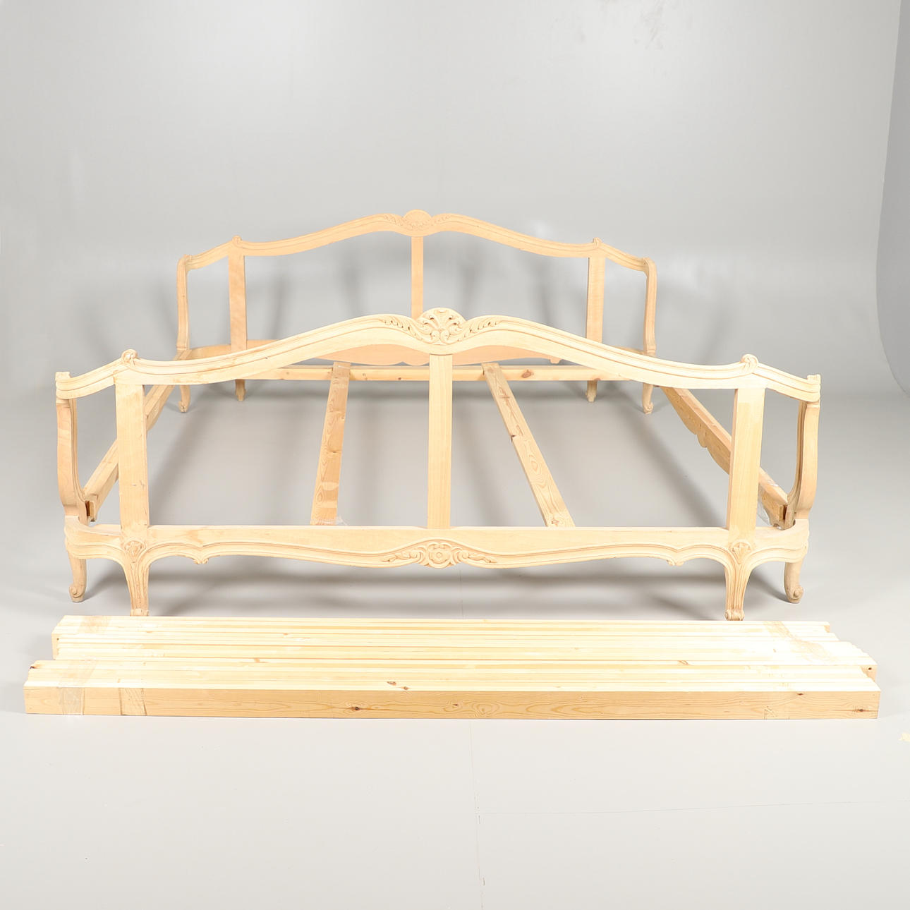 UNA CAMA TRINEO DE ESTILO FRANCÉS.