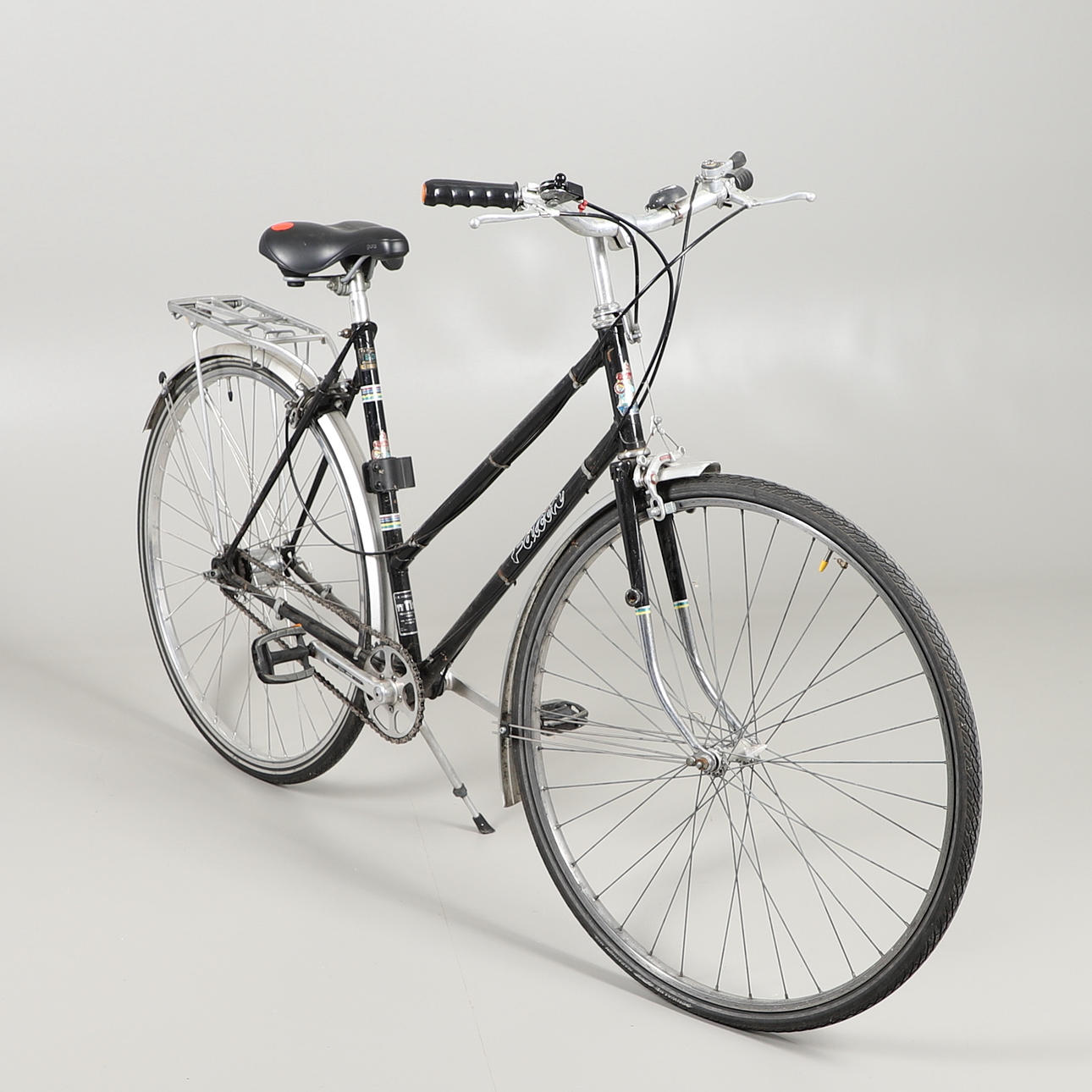 EN DAME FALCON PUSHBIKE.