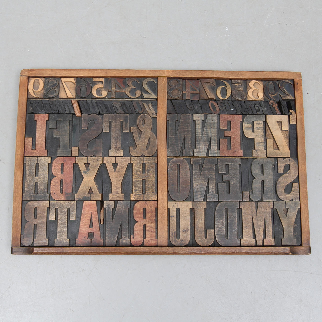 KLICHEÉR i låda, trä, 1900-talets första hälft.