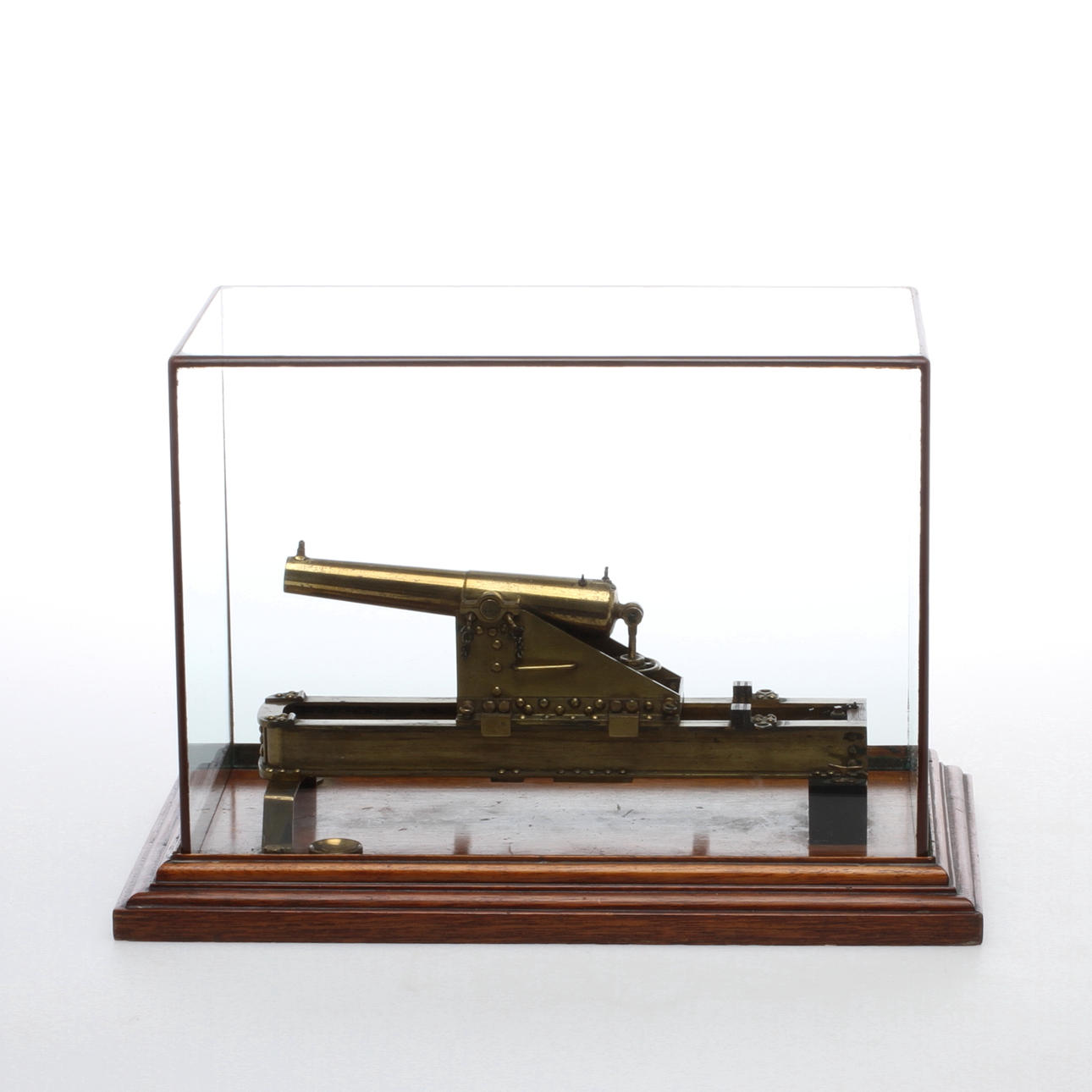 KANON, mässing, i glasmonter, tidigt 1900-tal.