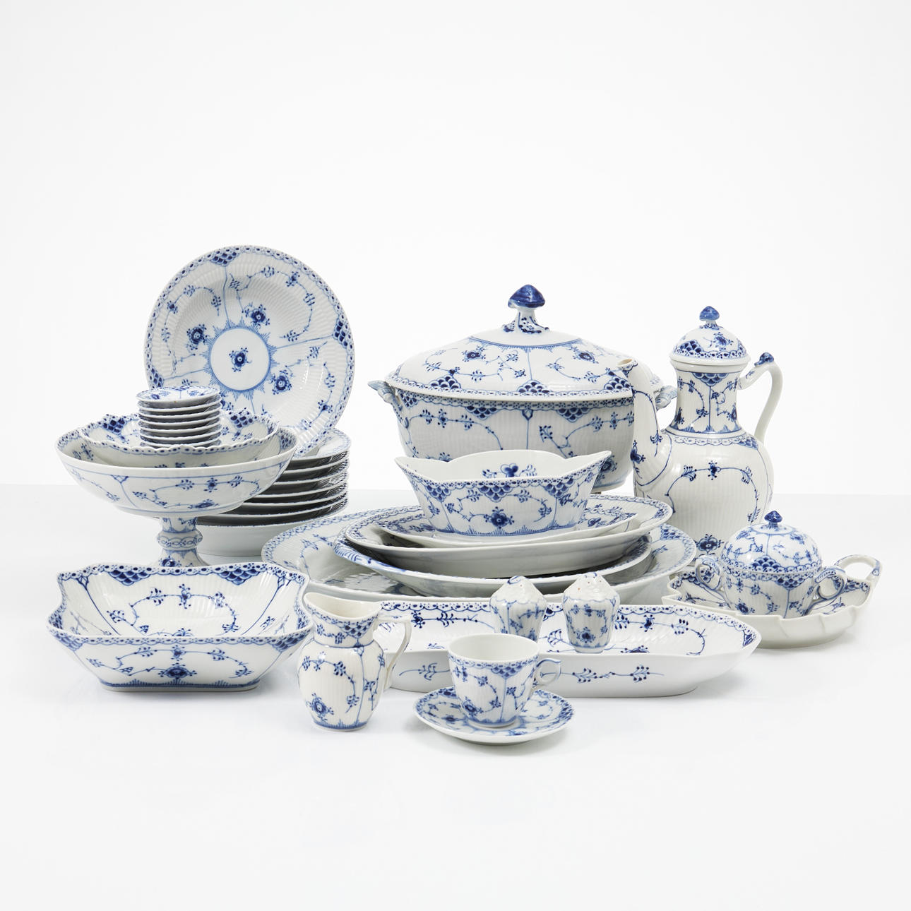 ROYAL COPENHAGEN, servisdelar, 57 dlr, halvblond.