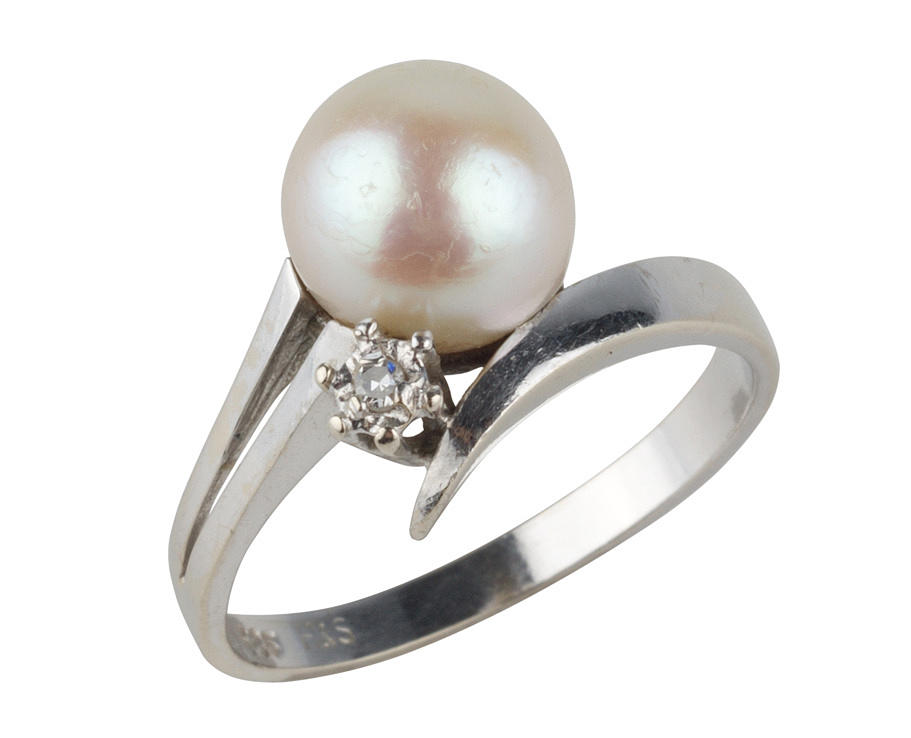 RING med perle og diamant, 585 hvidguld, ca. 3,5 g.