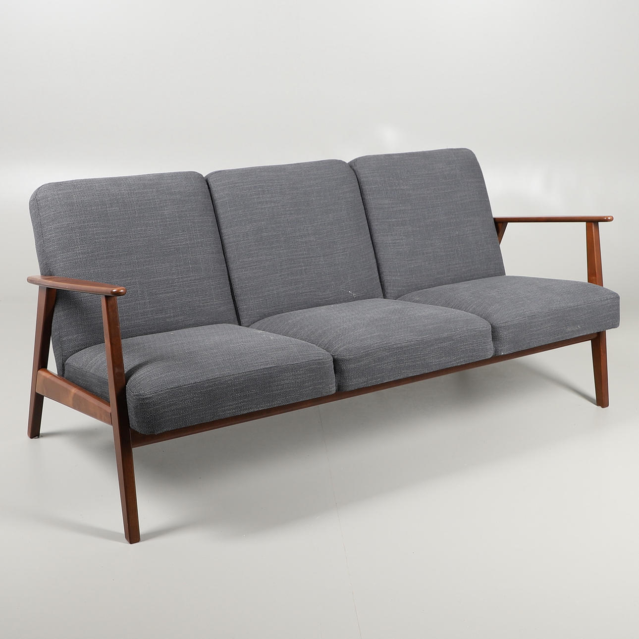 EN MODERN RETROSTIL TRE SITS SOFFA.