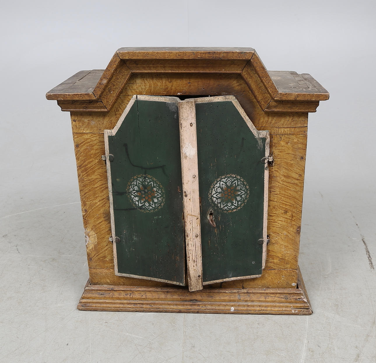 HÄNGSKÅP, allmoge, 1700-tal.