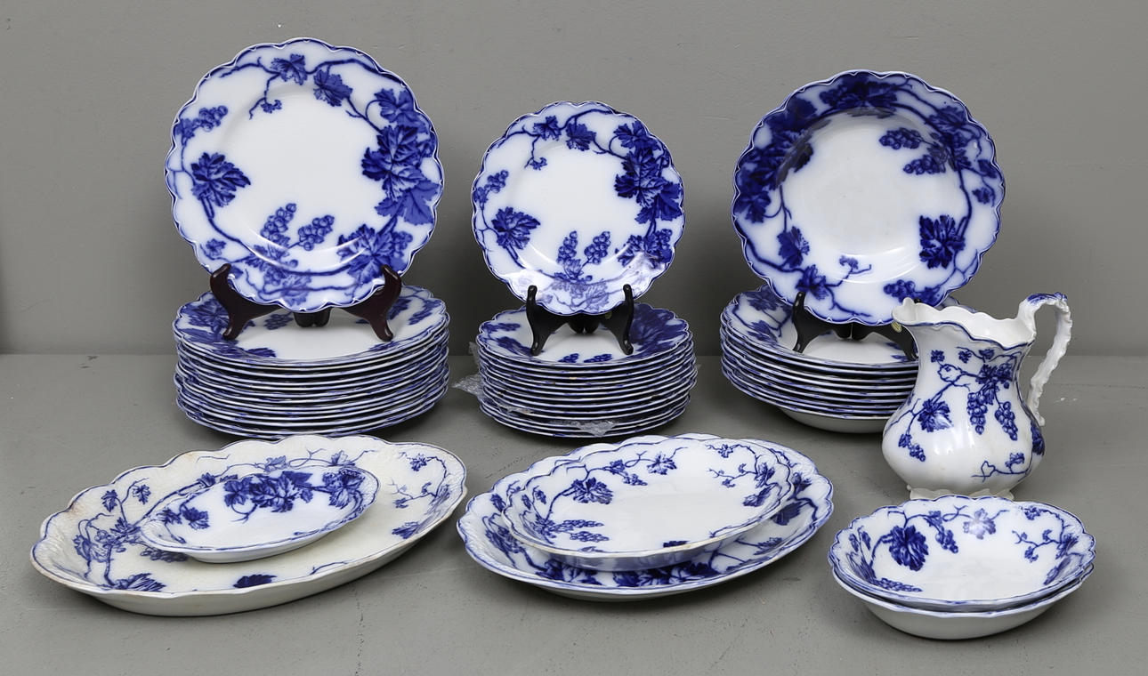 MATSERVIS, 44 delar, "Warwick", Johnson Bros, England, 1900-talets första hälft.