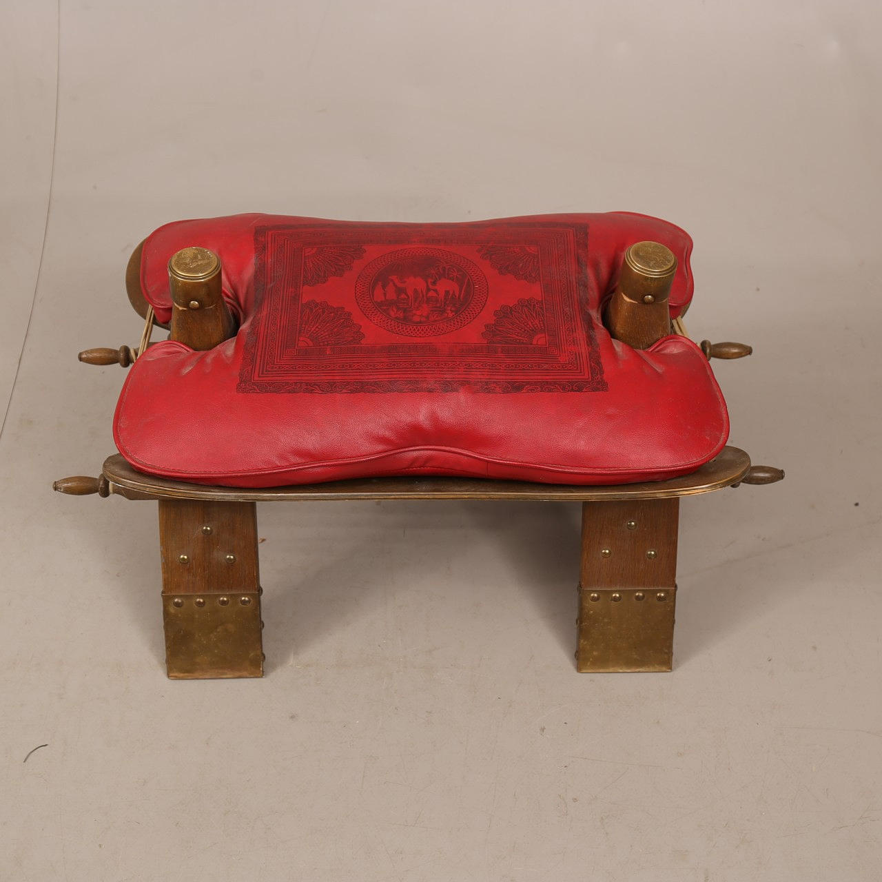 KAMELSADEL, skinn och trä. Möbler - Övrigt - Auctionet