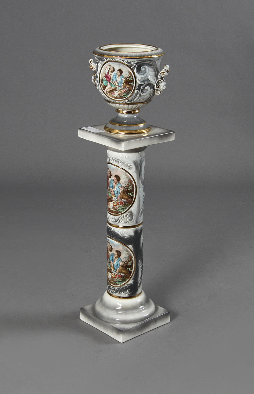 PIEDESTAL,med KRUKA, porslin, Italien.