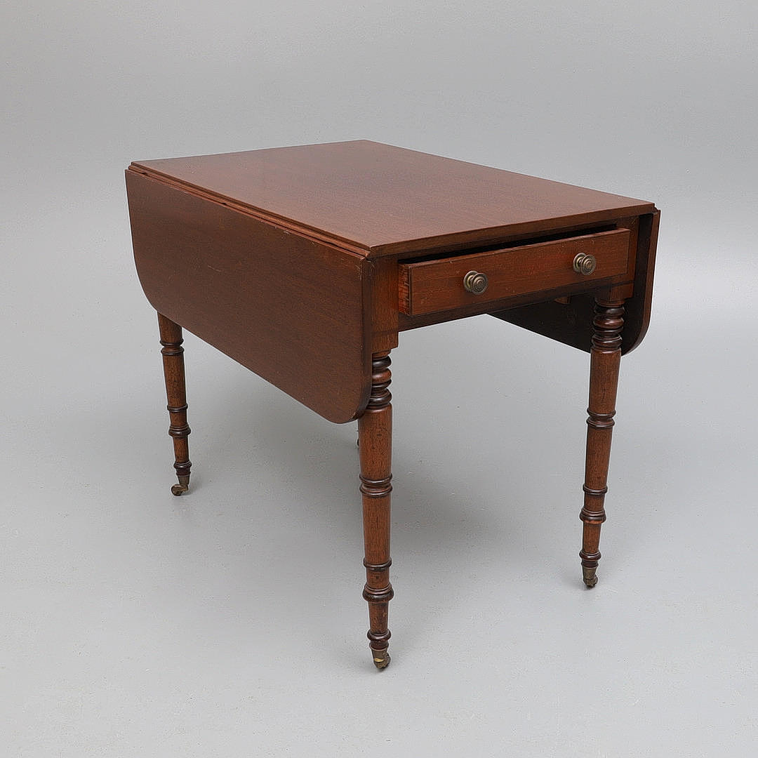 UNA MESA DE PEMBROKE DE CAOBA REGENCY.