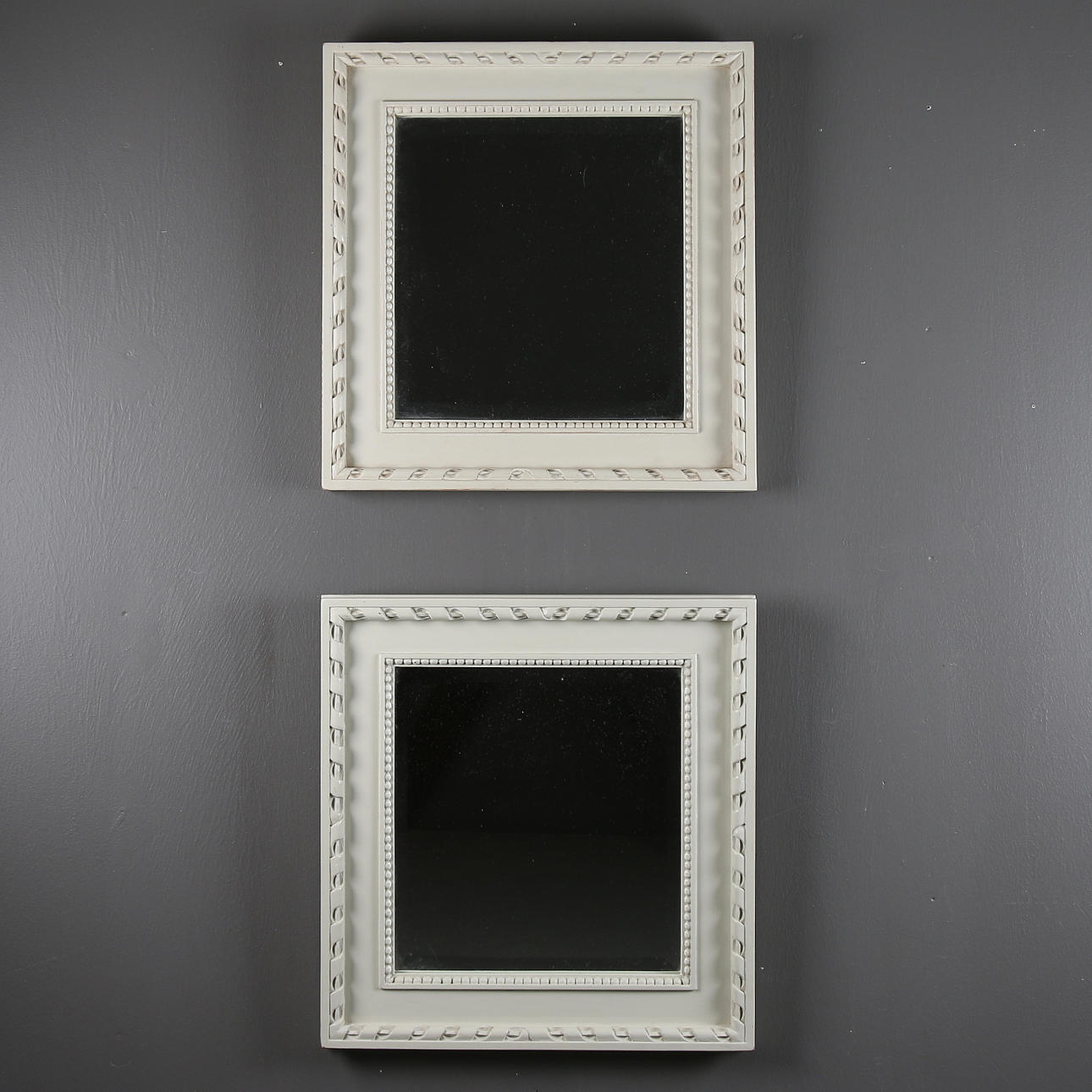 SPEGLAR, 1 par, Gustaviansk stil, Geromar, Sverige, 1900-tal. 48 x 50 cm.