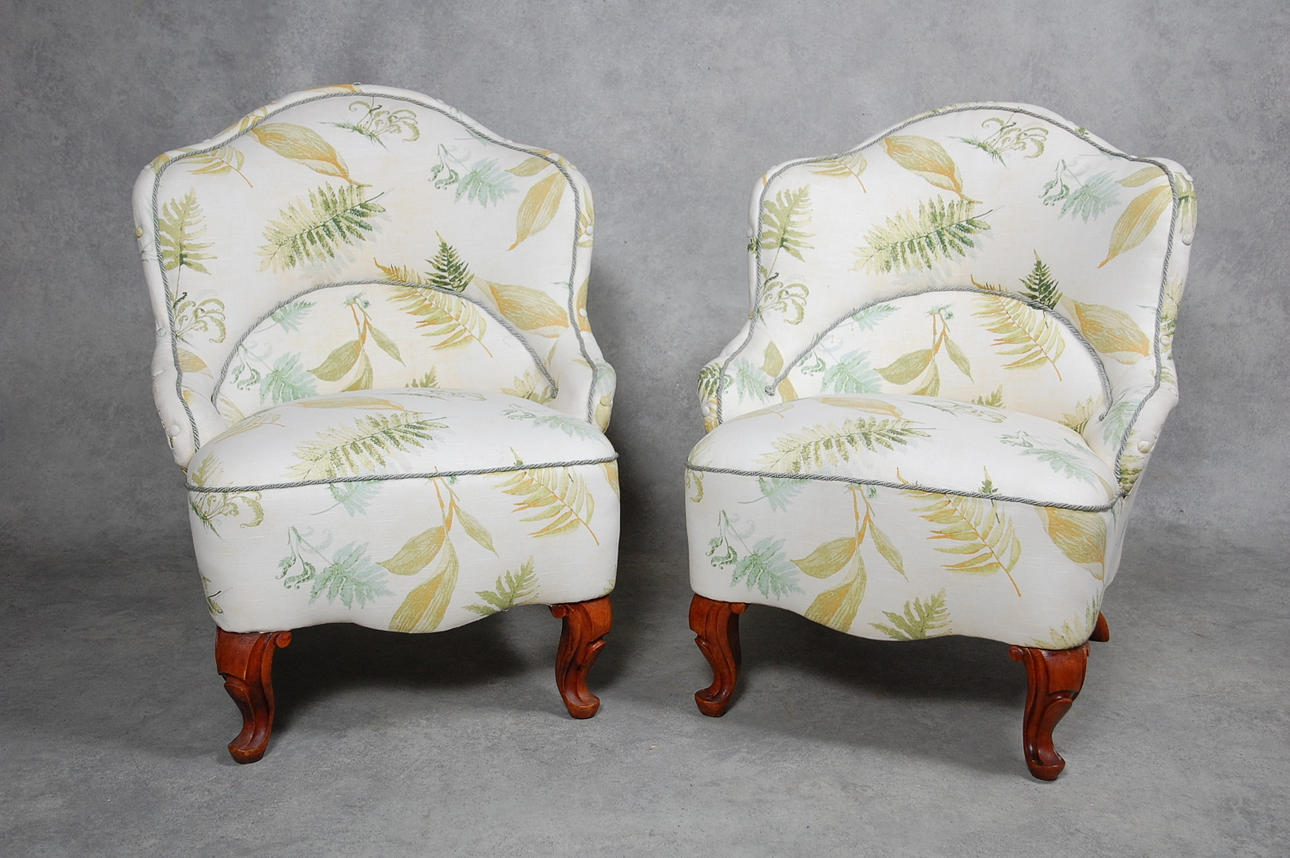 EMMAFÅTÖLJER, 1 par, 1800-talets senare del, klädda i tyget " Forest Path, ABC Collection ".