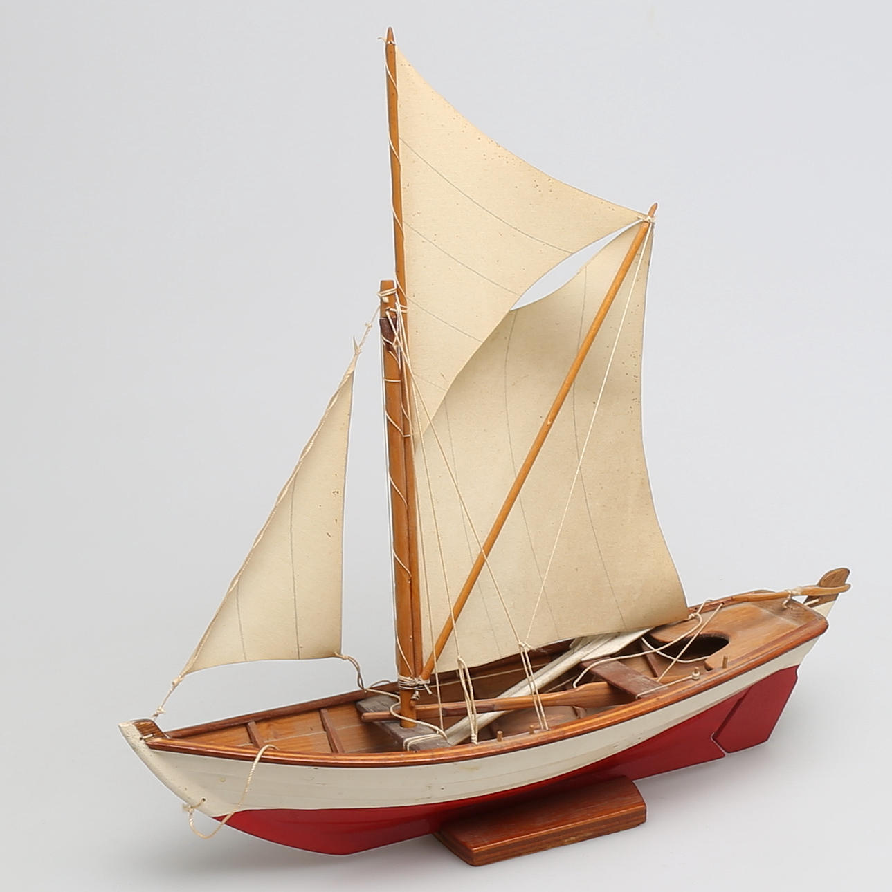 MODELLBÅT, vrakeka, byggd av Axel Glimberg, Baskemölla, 1970, signerad.