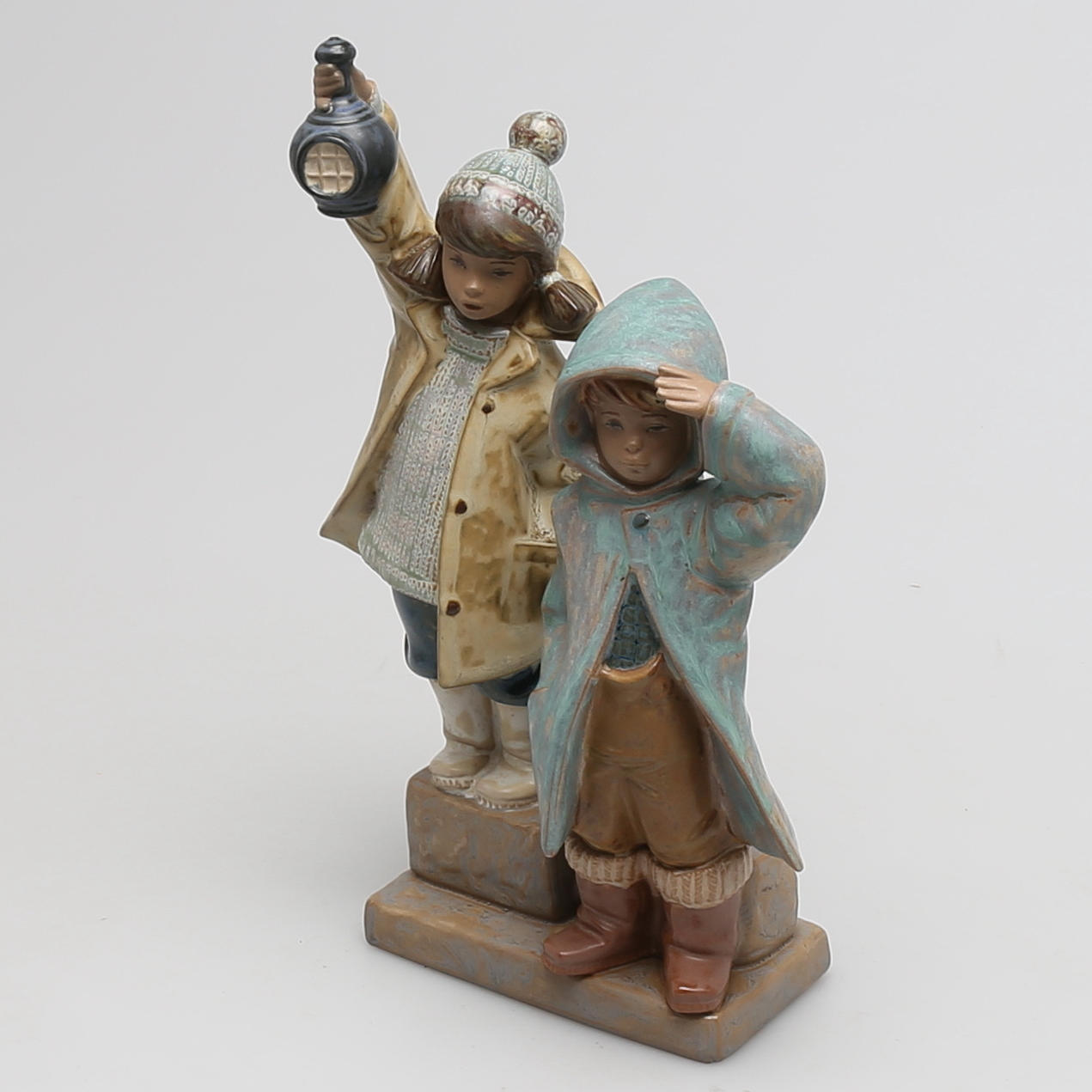 FIGURIN i porslin, pojke och flicka med lykta, Lladro, Spanien.