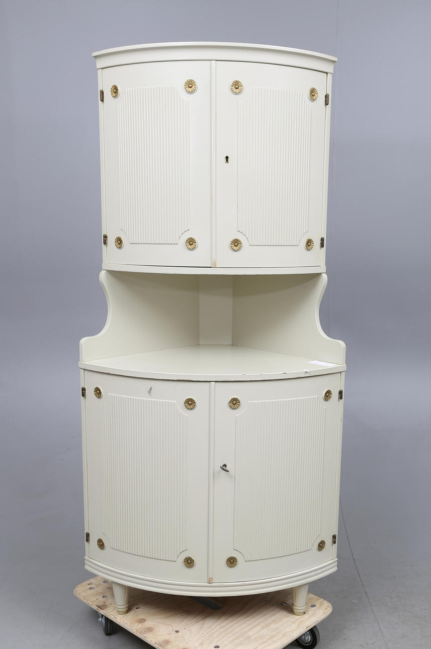 HÖRNSKÅP, gustavianskt stil, 1900-tal.