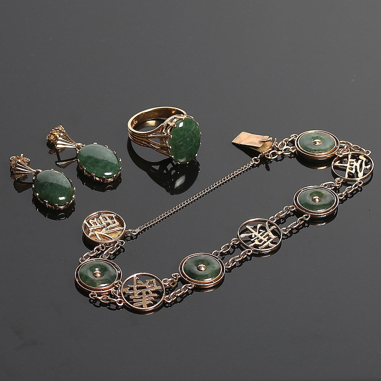 ARMBAND, ÖRHÄNGEN samt RING, 4 delar, 14k samt 18k guld och grön jade, bl.a. C.G. Hallberg, Stockholm, 1950-tal.
