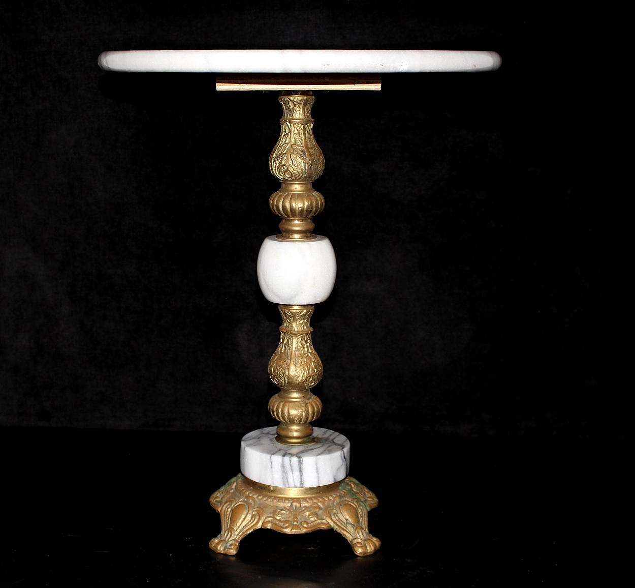 PIEDESTAL, marmor, mässing.