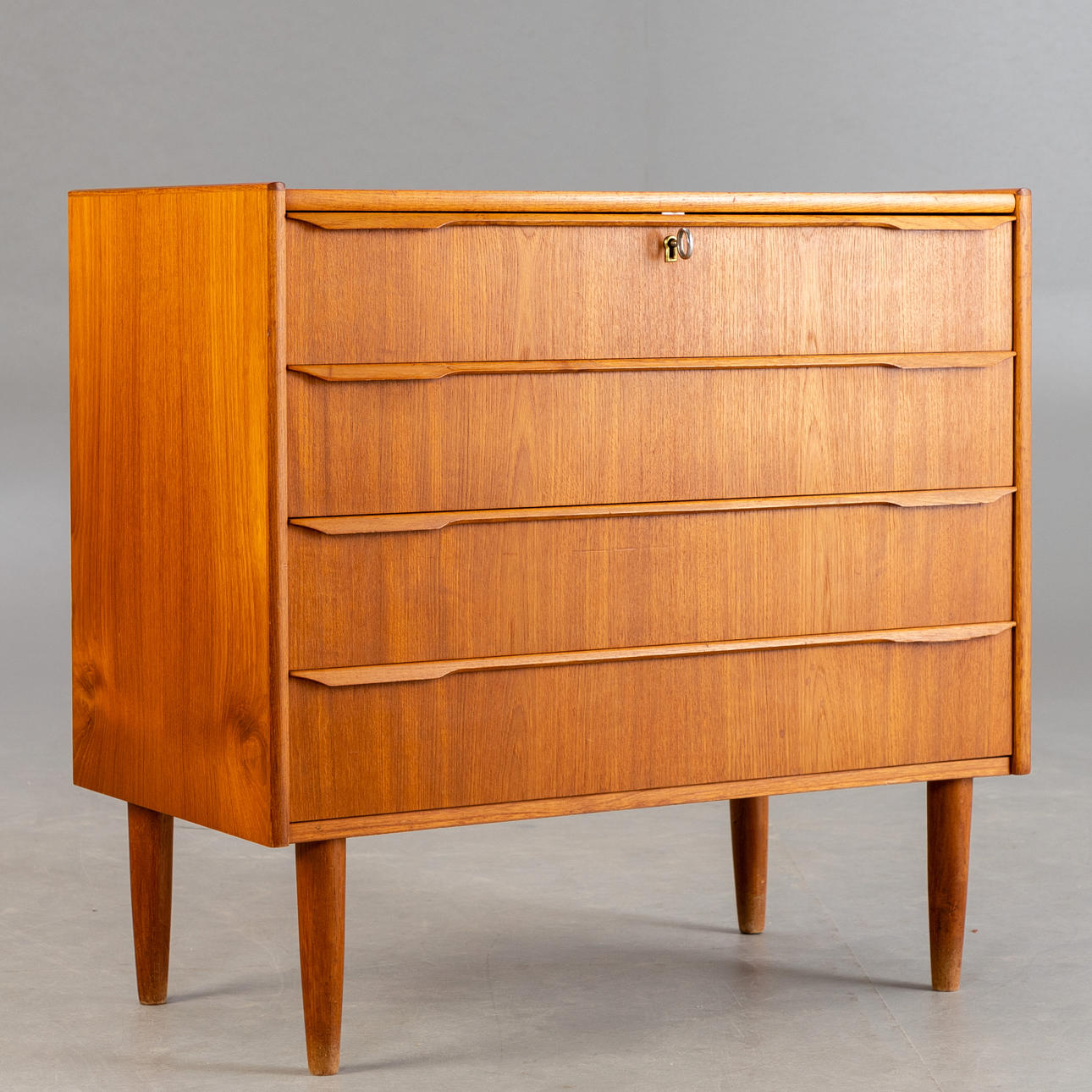 Liten teak byrå. Mid Century Design.