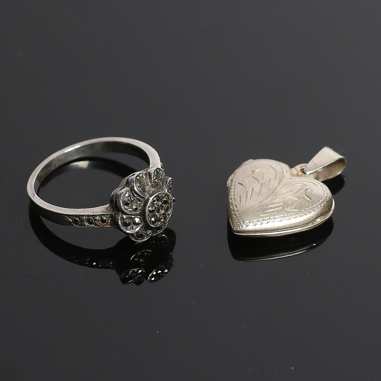 RING och BERLOCK, 2 delar, silver och markasiter. 1900-talets första hälft.