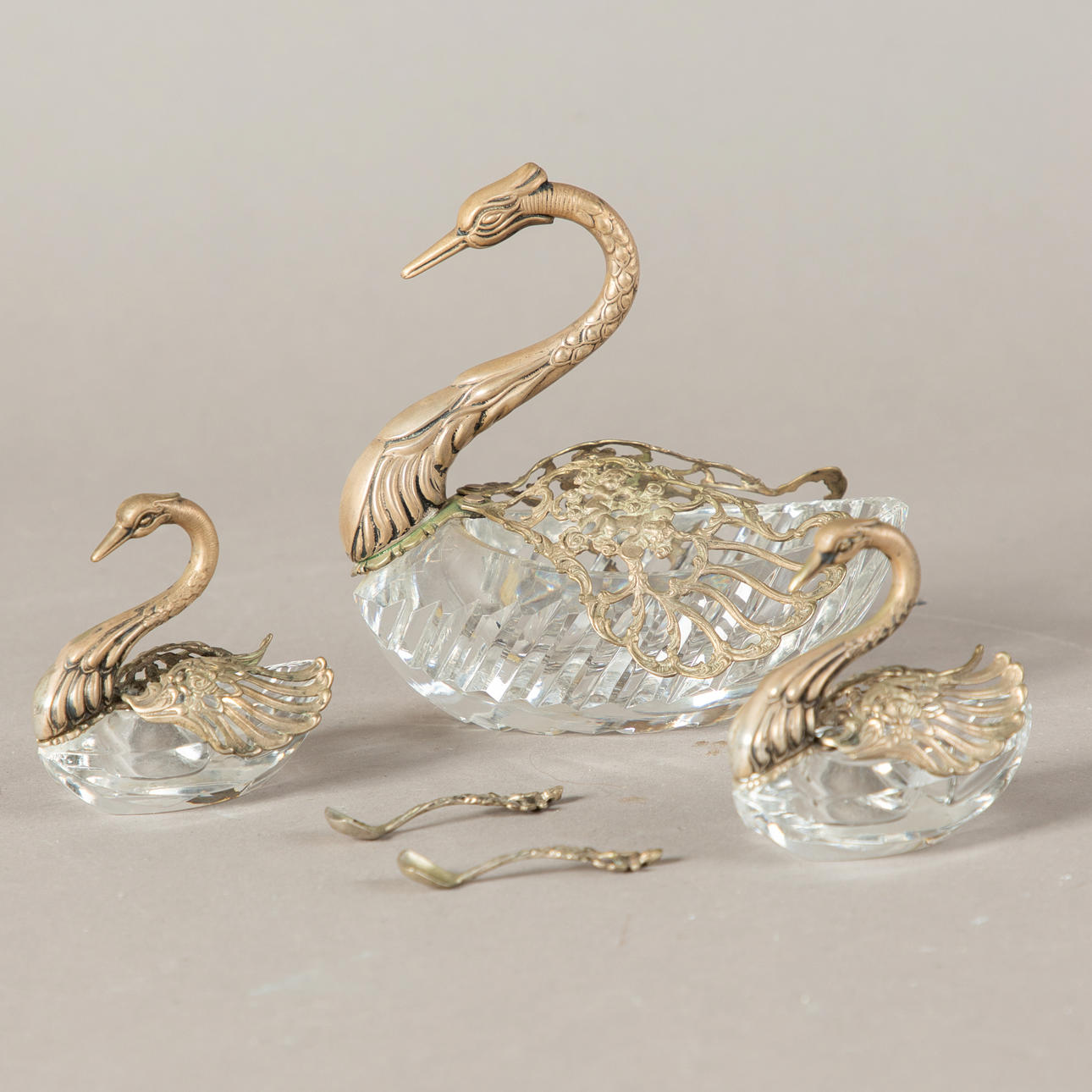 Litet set i form av 3 svanar, 1900-tal (3).