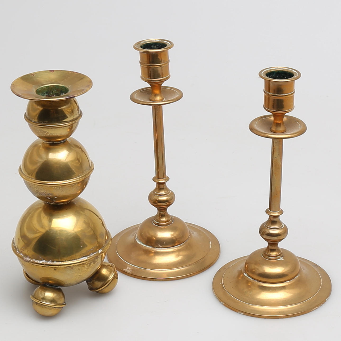 LJUSSTAKAR i mässing, 3 st, Bl. a ett par, Gusums Bruk 52.