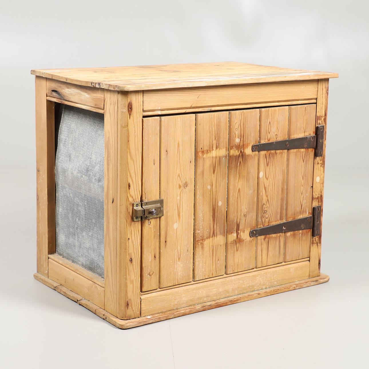 A 19TH CENTURY PINE FOOD HUTCH.