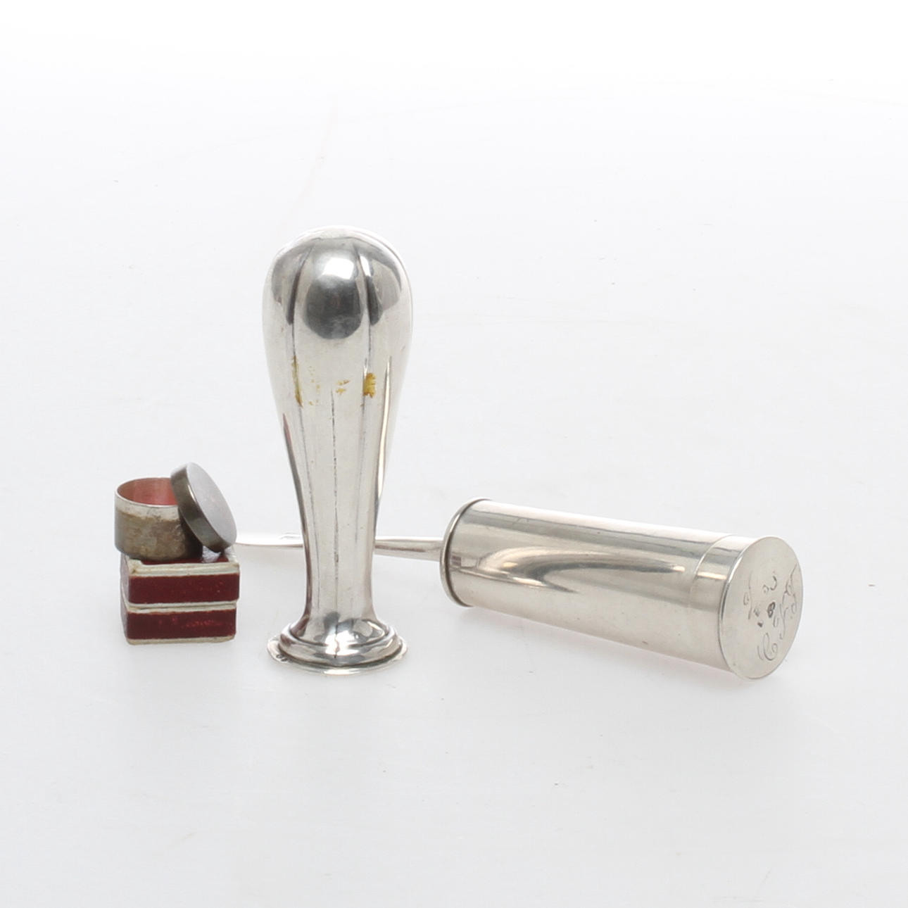 SILVER, 3 delar, sigillstämpel, miniatyrdosa i etui samt skaft och hylsa för rakborste, 1800/1900-tal.