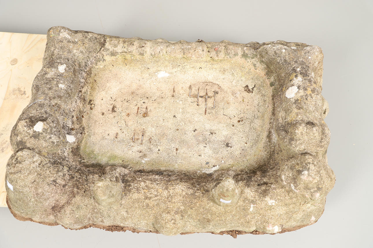 EIN VOGELBAD AUS STEIN.